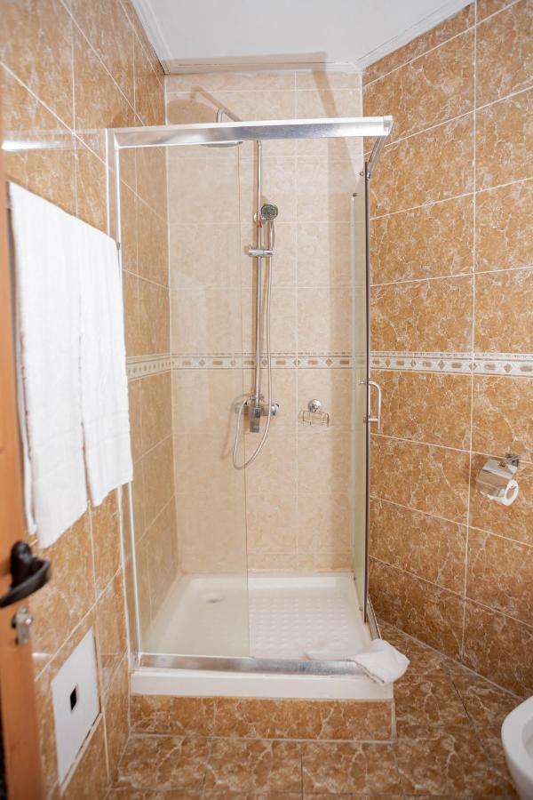 Hotel Hibiscus Louis Либревиль Экстерьер фото