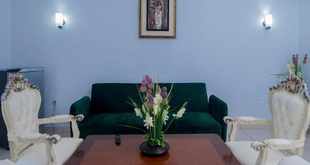 Hotel Hibiscus Louis Либревиль Экстерьер фото